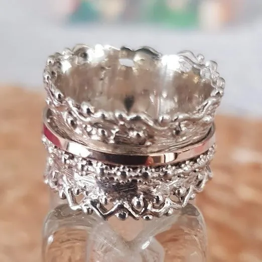 Romantic Spinner Rings for woman. Floral Lace Ring.