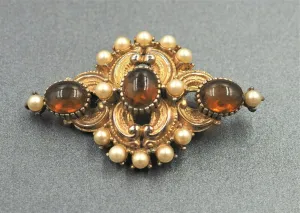 Sphinx Rhinestone & Imitation Pearls Brooch