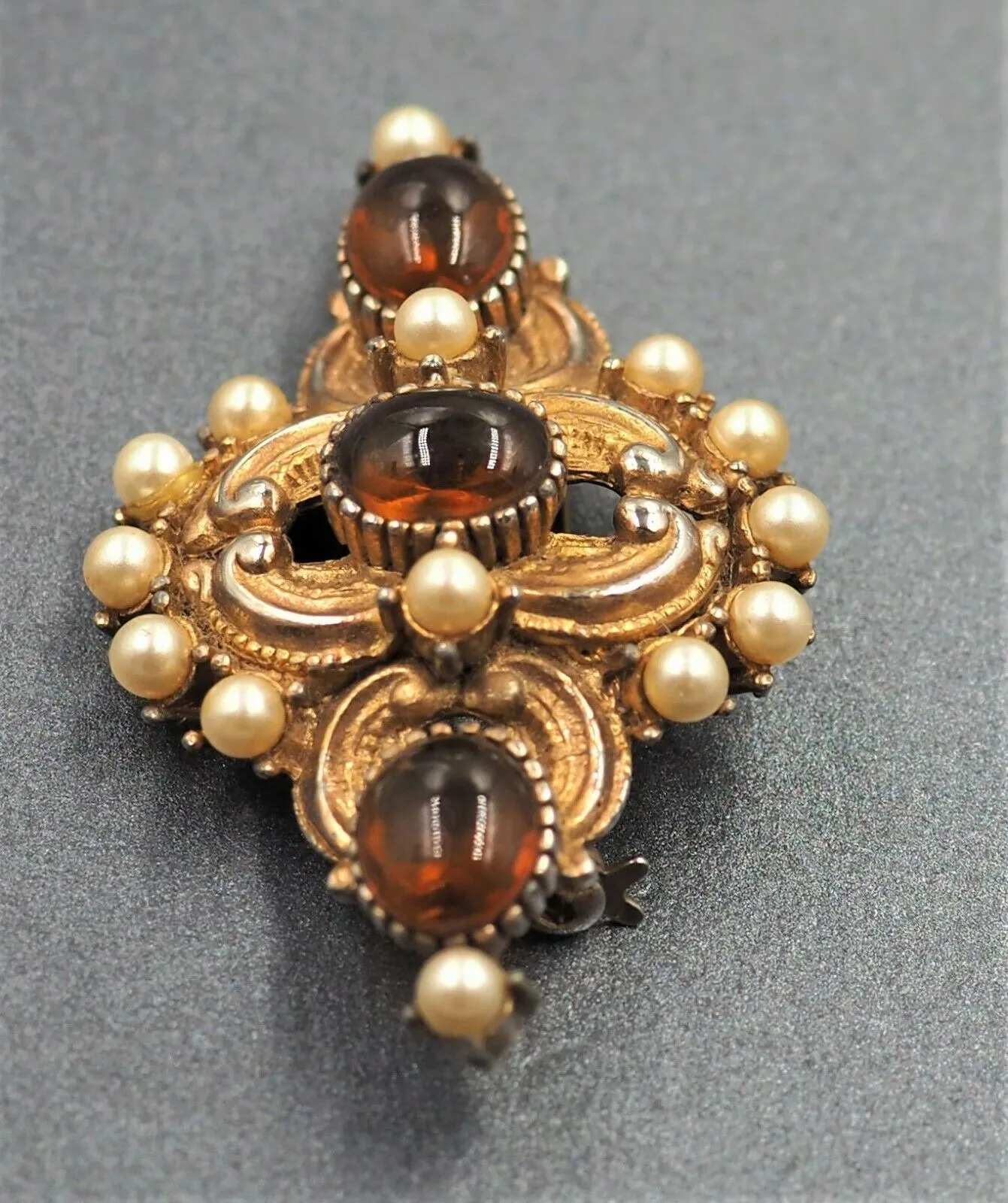 Sphinx Rhinestone & Imitation Pearls Brooch