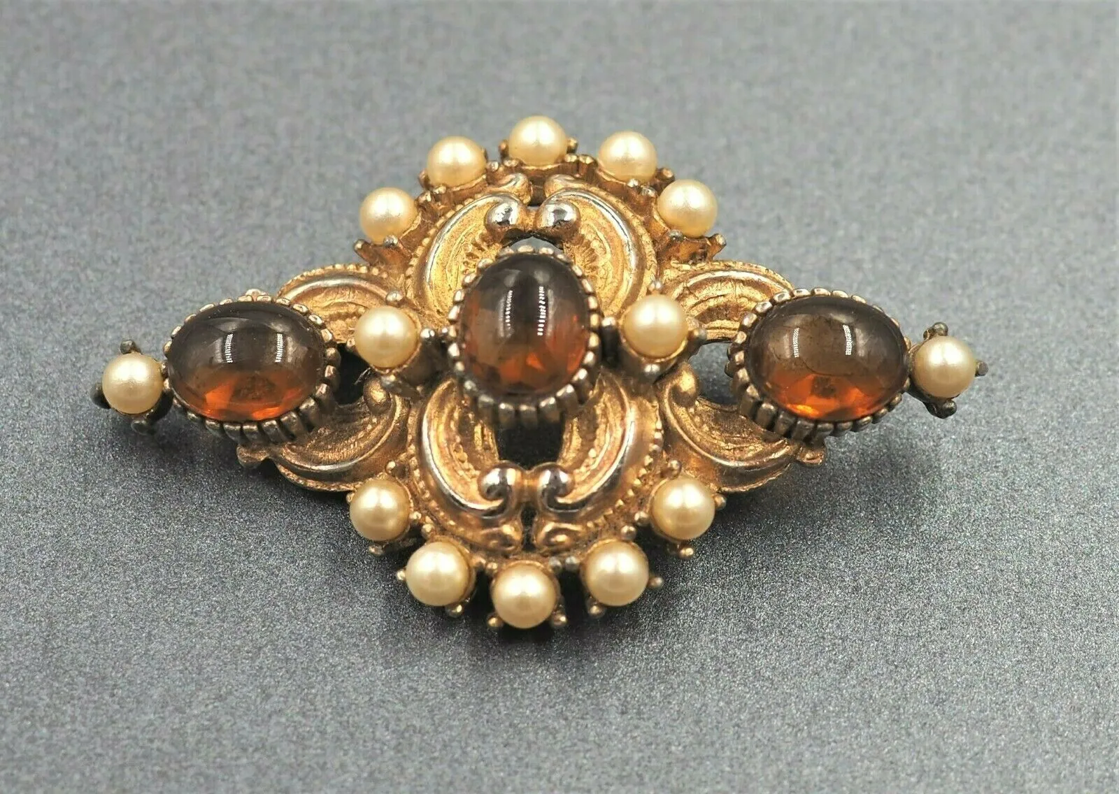 Sphinx Rhinestone & Imitation Pearls Brooch